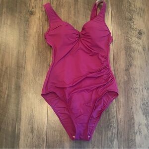 Lands’ End • Cranberry Underwire Bust One Piece Swimsuit • Size 6 • Like new!